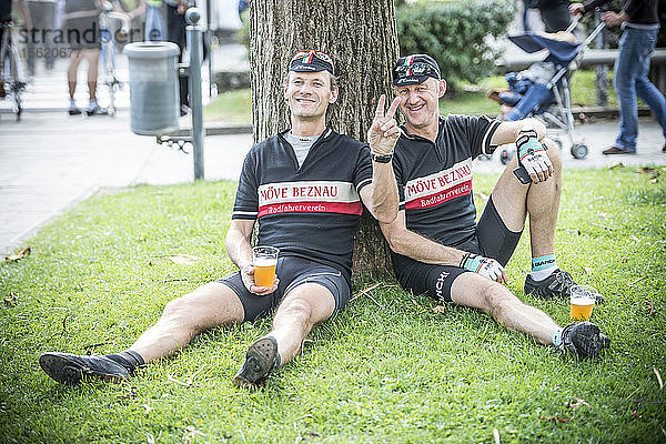 Entspannender Moment nach dem Rennen. Die Eroica ist eine Radsportveranstaltung  die seit 1997 in der Provinz Siena stattfindet  mit Strecken  die meist auf unbefestigten Straßen mit alten Fahrrädern zurückgelegt werden. Normalerweise findet es am ersten Sonntag im Oktober statt.