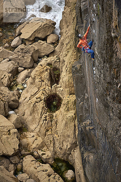 Die Profikletterer Jacopo Larcher  Barbara Zangerl  Roland Hemetzberger und Lara Neumeier auf einer Klettertour in Wales  Großbritannien.