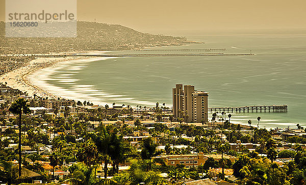 Ein Blick über den Crystal Pier und die Küste von San Diego  CA  an einem sonnigen Tag.