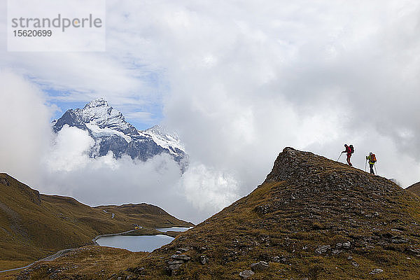 Zwei Wanderer auf dem Weg zum Faulhorn  einem Gipfel von 2682 Metern über Grindelwald in den Schweizer Alpen.