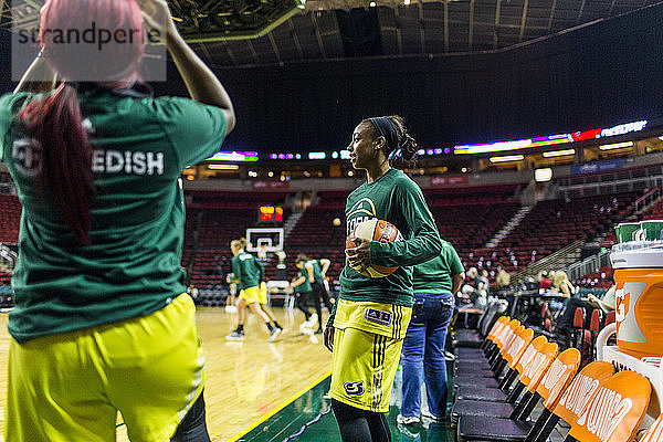 Basketballspielerinnen beim Aufwärmen vor dem Spiel  Seattle  Washington  USA