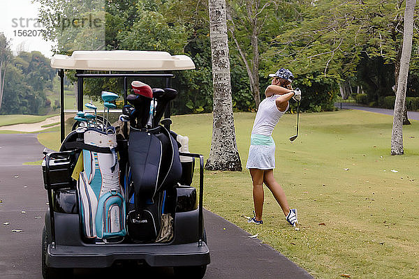 Junge Frau spielt Golf  Bali  Indonesien