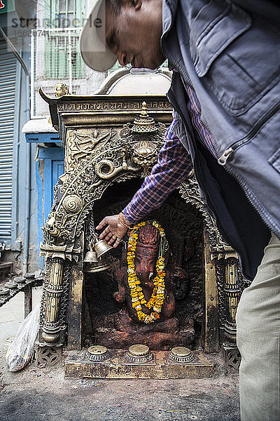 Nepalesischer Mann findet Trost in der Verehrung des Elefantengottes Ganesh. Er hat sein Zuhause verloren  aber nicht den Glauben an IHN.