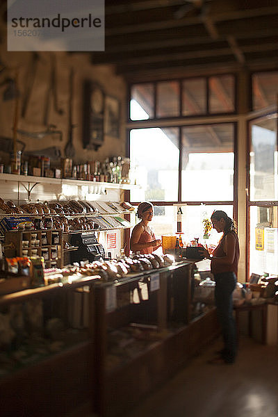 Eine Frau kauft im Polebridge Mercantile in Polebridge  Montana  ein.