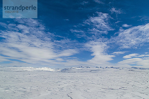 Die Berge von Liverpool Land gegenüber von Hurry Inlet und Constable Point Airfield