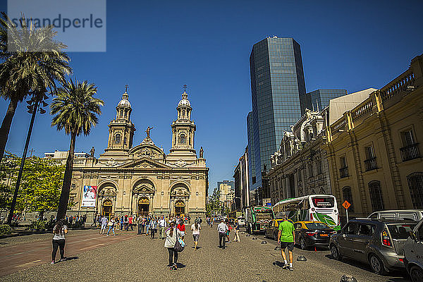 Blick auf den Stadtplatz mit Palmen an der Plaza de Armas im Zentrum von Santiago  Chile