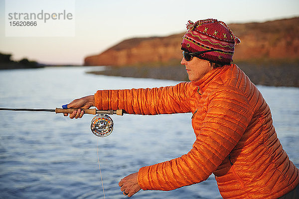 Anglerin Fliegenfischen am Rio Limay Medio in Patagonien  Argentinien.