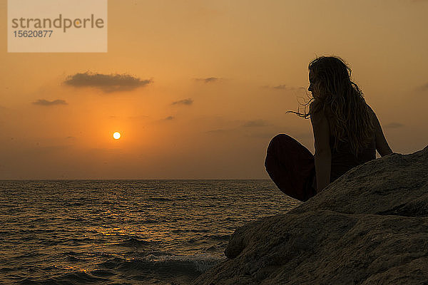 Eine Frau genießt den Sonnenuntergang am Om Beach in Gokarna  Indien.