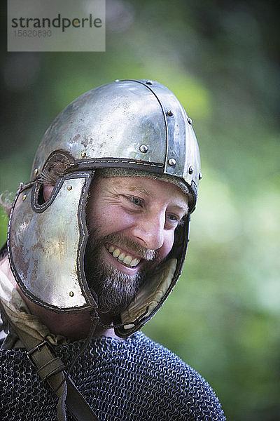 Porträt eines Mannes mit einem Gladiatorenhelm auf dem Kopf.