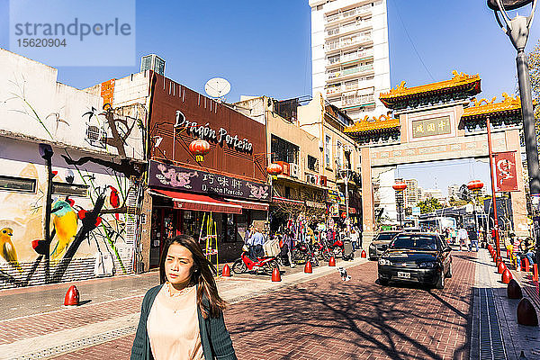 Menschen gehen auf der Straße in Chinatown Bezirk von Buenos Aires mit Malerei Tor im Hintergrund  Argentinien