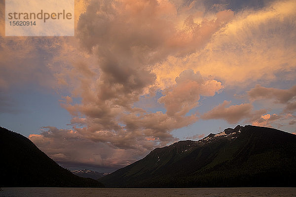 Pfadfinder beim Kanufahren auf der Bowron Lakes-Strecke. Bowron Lakes Provincial Park. Quesnel  Britisch-Kolumbien