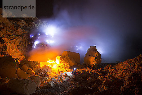 Schwefelbergleute beginnen ihre Nachtschicht in der Mine im Krater des Vulkans Kawah Ijen  Banyuwangi  Java  Indonesien