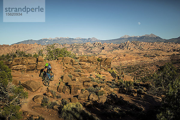 Ein Mann fährt Mountainbike auf dem Hymasa Trail  Moab  Utah.