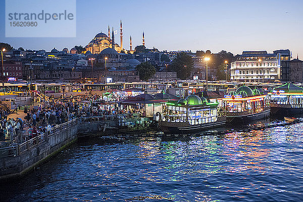 Ein Blick auf die S?½leymaniye-Moschee und das belebte Hafenviertel in der Altstadt von Istanbul während des Ramadan.