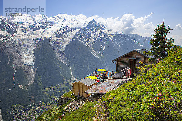 Hütte Bellachat oberhalb von Chamonix in den französischen Alpen mit Blick auf das Mont-Blanc-Massiv  Haute Savoie  Frankreich