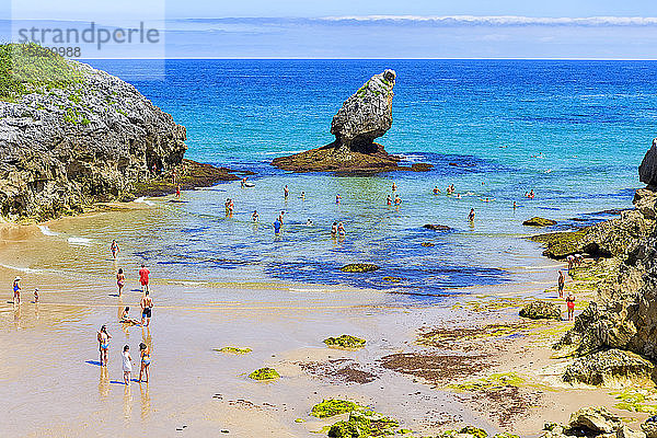 Tourist Menschen genießen in Buelna Strand in Asturien  Spanien