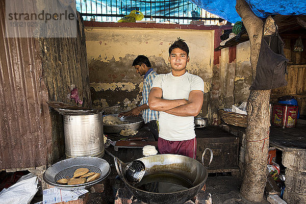 Ein junger indischer Mann serviert Straßenessen in Agra  Indien.