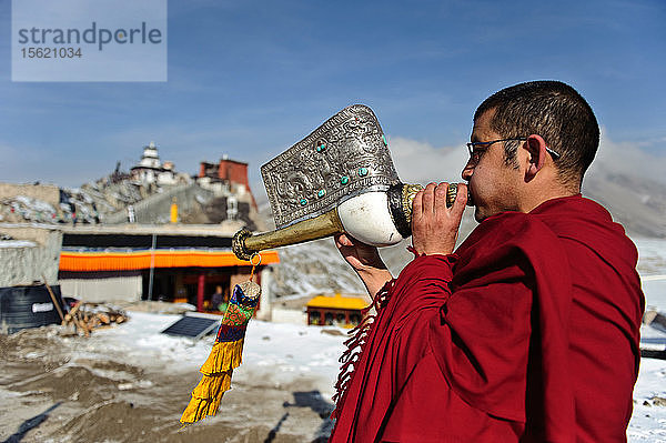 Ladakh (Land der hohen Pässe) ist eine Region Indiens im Bundesstaat Jammu und Kaschmir  die sich derzeit von der Karakoram-Bergkette im Norden bis zum Großen Himalaya im Süden erstreckt und von Menschen indoarischer und tibetischer Abstammung bewohnt wird. Es ist eine der am dünnsten besiedelten Regionen in Jammu und Kaschmir und seine Kultur und Geschichte sind eng mit der Tibets verwandt.