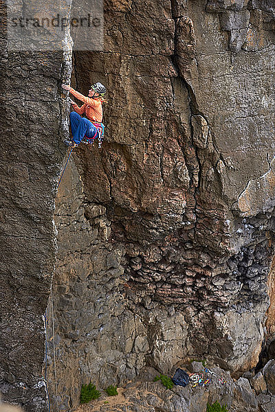 Die Profikletterer Jacopo Larcher  Barbara Zangerl  Roland Hemetzberger und Lara Neumeier auf einer Klettertour in Wales  Großbritannien.