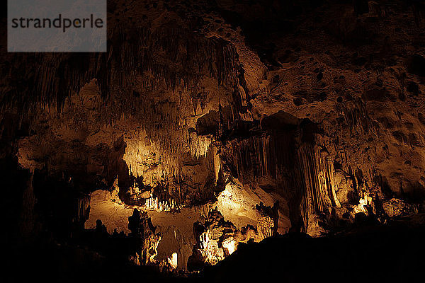 Die Höhle der Wunder Cueva de las Maravillas befindet sich im östlichen Teil der Dominikanischen Republik. Diese große Höhle ist 25 Meter tief unter der Erde. Sie hat eine 800 Meter lange Ausdehnung  von der aus man einen schönen Spaziergang auf 240 Meter in die Tiefe der Höhle machen kann  um die natürliche Schönheit zu genießen und eine lehrreiche touristische Erfahrung zu machen. Der frühere Name der Höhle war Cueva Jagual  bis 1949  als ihr der Name La Cueva de las Maravillas gegeben wurde.