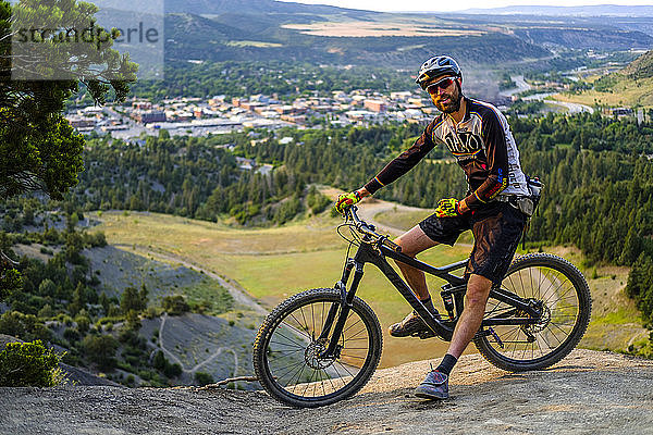 Männlicher Mountainbiker macht auf einer technischen Abfahrt außerhalb von Durango  Colorado  eine Verschnaufpause.