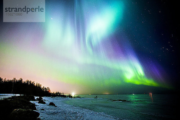 Aurora Borealis (Nordlichter) in Oulu  Finnland  während des Höhepunkts eines Sonnensturms.