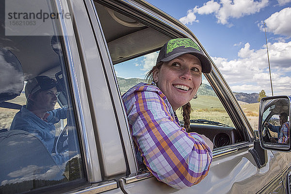 Eine Frau fährt in einem Land Cruiser durch das Yellowstone Country.
