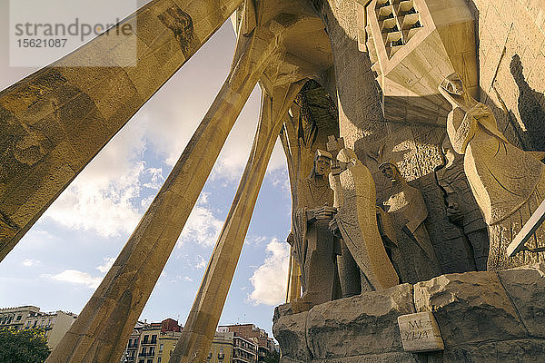 Detail der Basilika Sagrada Familia mit Säulen und Statuen  Barcelona  Katalonien  Spanien