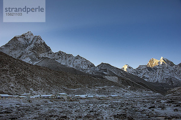 Bergdorf und Berg Ama Dablam in der Winterdämmerung  Solukhumbu  Nepal