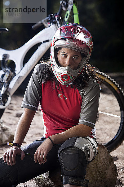 Porträt einer Mountainbikerin mit Helm  Mexiko-Stadt  Mexiko