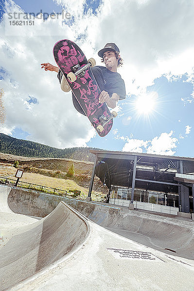 Bowl to Bowl Jump mit Eskimo Joe  Skateboarding