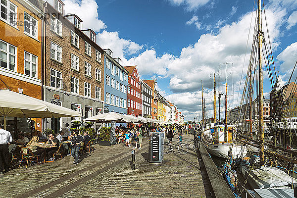 Nyhavn oder neuer Hafen in Kopenhagen  ein Ort  der für seine Cafés und Restaurants bekannt ist  Kopenhagen  Dänemark