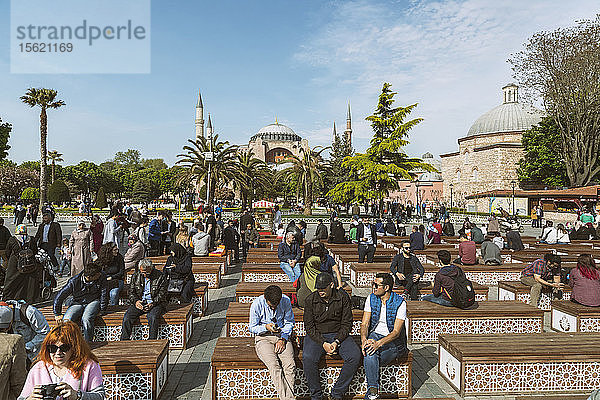 Hagia Sophia und Menschen sitzen im formalen Garten im Vordergrund  Istanbul  Türkei