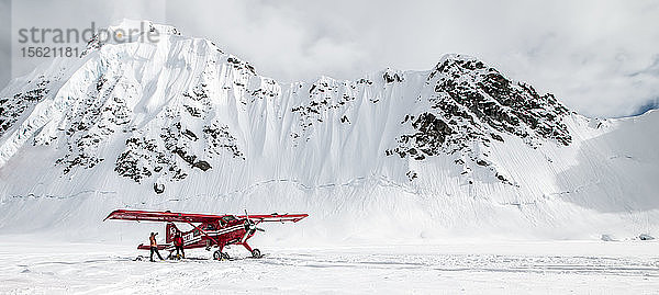 Eine Dehavilland Otter und eine Beaver auf der Landebahn des Kahiltna-Gletschers im Mount-Mckinley-Basislager im Denali-Nationalpark.