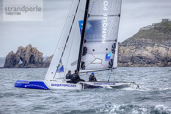 22 Diam 24 One Design beim Grand Prix Guyader  Bucht von Douarnenez  Bretagne  Frankreich. Die Diam 24OD ist schnell bei leichtem Wind und selbstbewusst bei stärkerer Brise  ohne dass man dafür sportliche Höchstleistungen erbringen muss. Die Diam 24 ist das neue Boot für die Tour de France ?ï¿½ la Voile 2015.