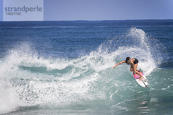 Totale Aufnahme einer einzelnen Frau beim Surfen im Meer