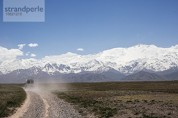 Ein Lastwagen fährt zum Basecamp des Lenin Peak (Kirgisistan).