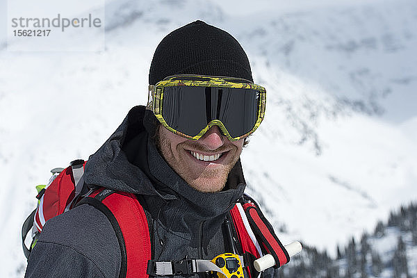 Porträt eines lächelnden männlichen Snowboarders am Rogers Pass