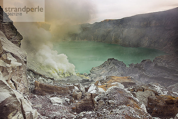 Blick auf den Kratersee und die Schwefelschlote / Mine des Vulkans Kawah Ijen  Banyuwangi  Java  Indonesien