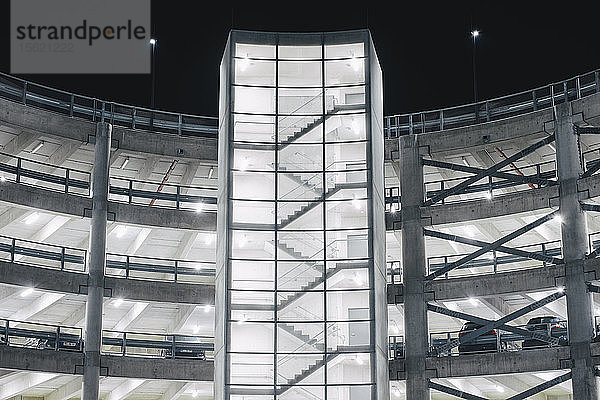 Autos geparkt in beleuchtetem Parkhaus Betonstruktur bei Nacht  Hamburg  Deutschland