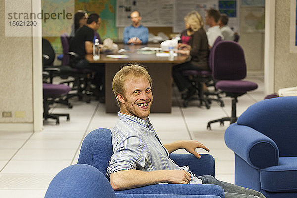 Der Geologe Andy Wickert (vorne) und andere Wissenschaftler entspannen sich in einem Seminarraum des Instituts für Arktis- und Alpenforschung in Boulder  Colorado.