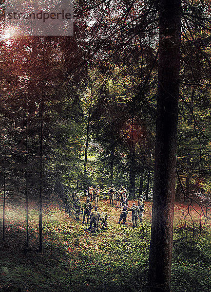 Während des Airsoft-Spiels versammeln sich die Soldaten in ihrem Hauptquartier auf der Lichtung im Wald. Fotografiert auf dem Berg Goc  Zentralserbien