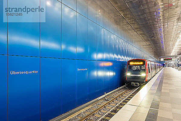 Moderne U-Bahn-Station Uberseequartier an der neuen Linie U4  hafencity  Hamburg  Deutschland