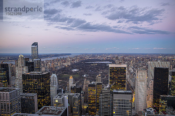 Blick auf den Central Park von der Spitze des Rockefeller Center in Manhattan  New York City  New York