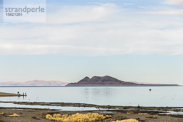 Erhöhte Ansicht des Fischers am Ufer des Pyramid Lake  Nevada