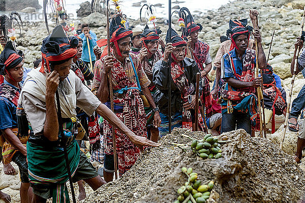 Gruppe von Männern in traditionellen Kostümen bei einer Zeremonie vor dem Pasola-Fest  Insel Sumba  Indonesien