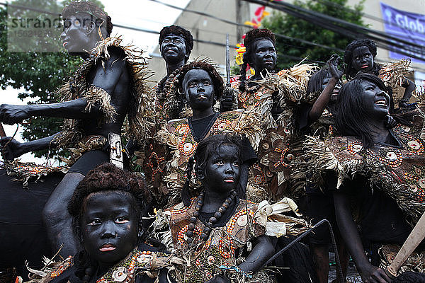 Kinder mit schwarz gefärbter Haut in Stammeskostümen beim Ati Atihan Festival  Kalibo  Aklan  Insel Panay  Philippinen