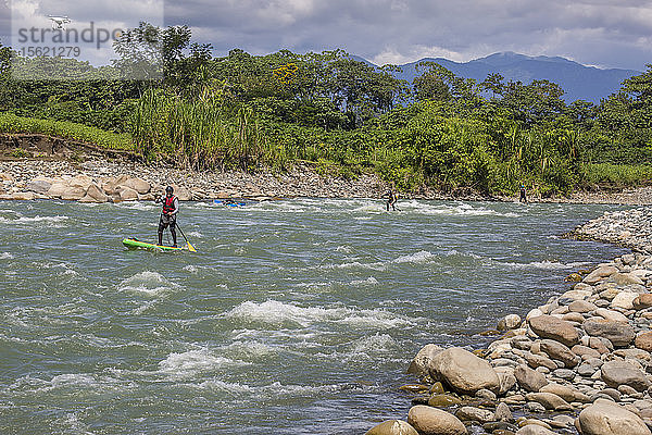 Foto von Männern beim Paddeln auf Stand-up-Paddleboards  peruanischer Amazonas  Manu-Nationalpark  Peru