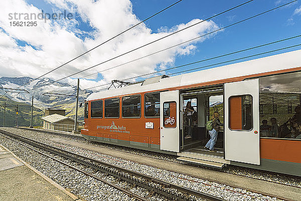 Gornegrat Gondelstation mit Zug nach Zermatt vom Gipfel abwärts  ï¿½Zermatt  Wallis  Schweiz