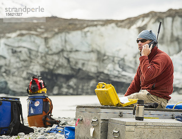 Flößer im Gespräch über Satellitentelefon entlang des Alsek-Flusses